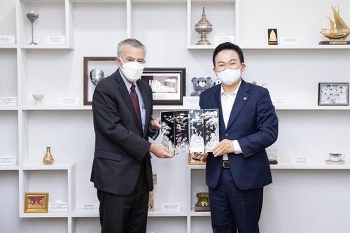 Land minister, U.S. ambassador discuss cooperation in transportation, construction