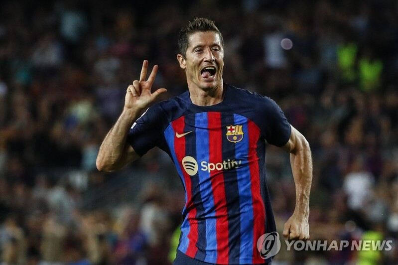 레반도프스키, UCL 최초 3개 팀서 해트트릭…바르사, 플젠 완파