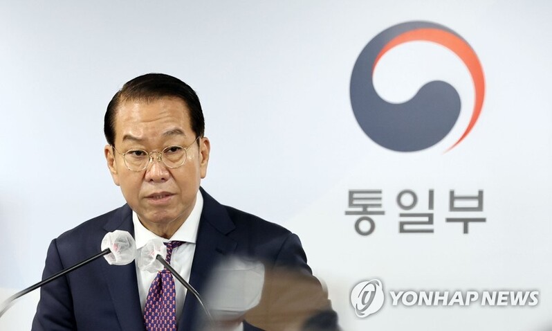 (LEAD) Unification minister proposes talks with N. Korea on separated families