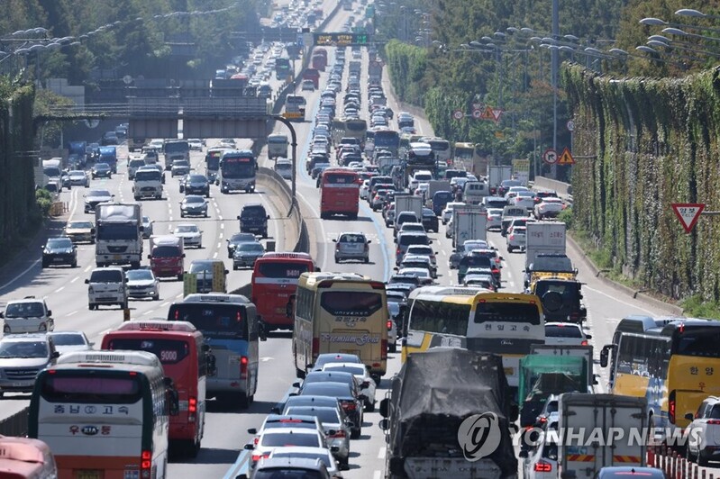 Highways nationwide clog with traffic as Chuseok exodus begins