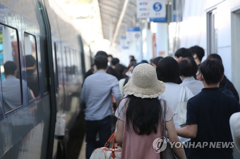 거리두기 폐지 첫 명절, 대전역·터미널에 귀성객 몰리기 시작