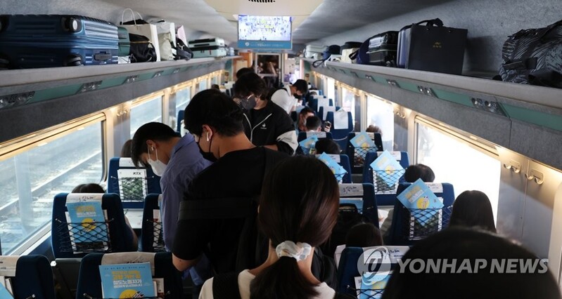 거리두기 해제후 첫 명절…추석 앞둔 기차역·터미널 '북적'