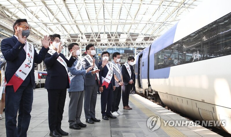 정진석, 첫 공식 행보는 서울역 귀성 인사…'민생 집중'