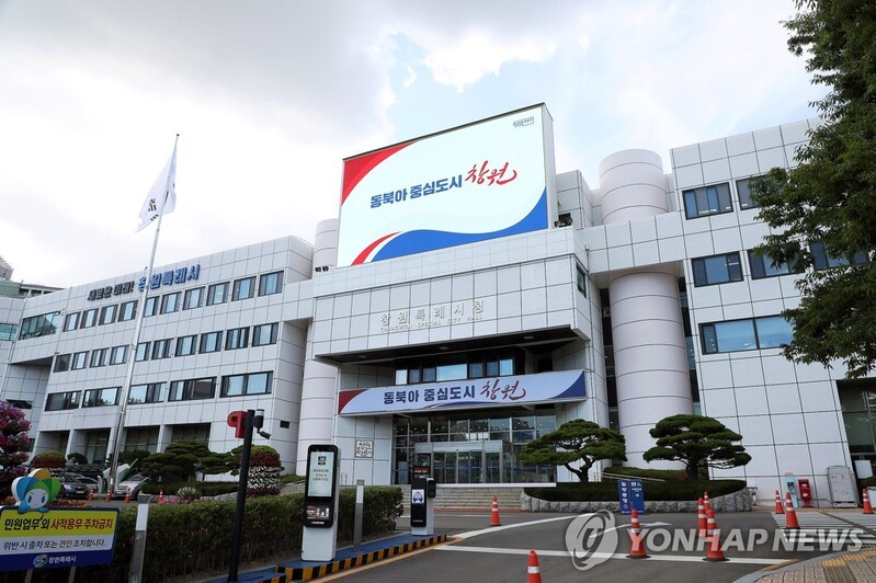 창원시, '플라스틱 꽃' 근절 홍보…공원묘원서 생화 무료나눔