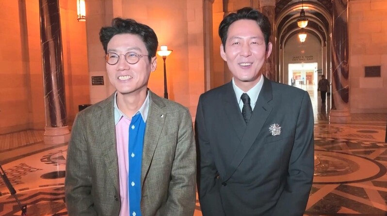 '오징어 게임' 황동혁 감독 "더 많은 에미상으로 선물 드렸으면"