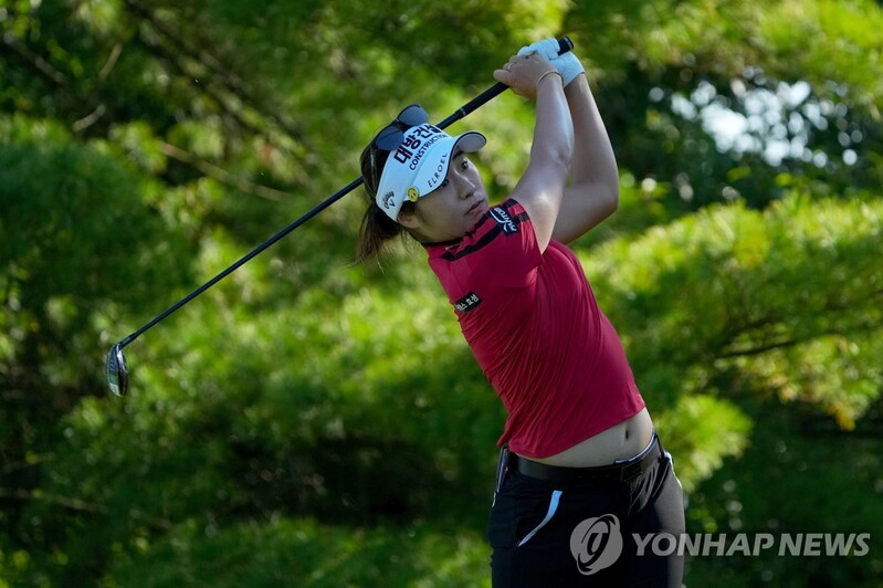 버디 9개 몰아친 이정은, LPGA투어 신설 대회 2R 단독 선두
