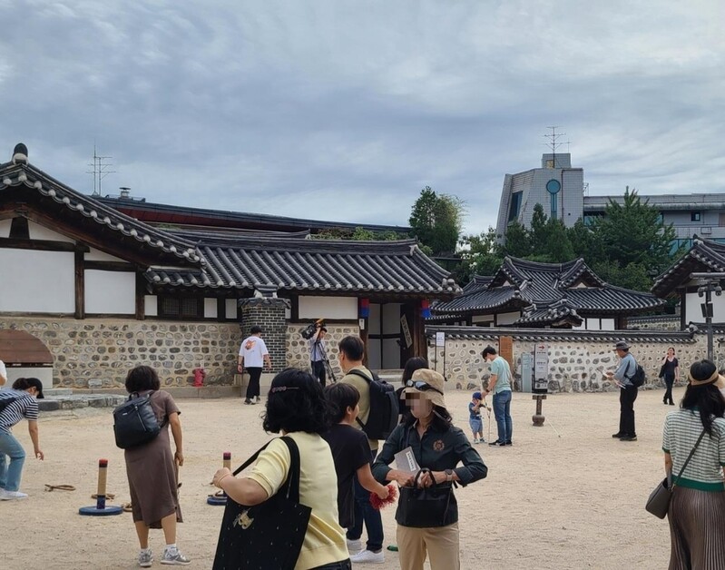 "한복 입고 왔어요" 연휴 나들이객으로 서울 도심 곳곳 '북적'