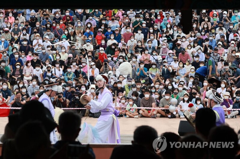 연휴 막바지, 관광지마다 인파…귀경 차량에 상행선 정체
