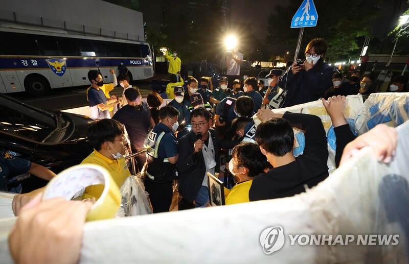 (LEAD) Conservative, anti-Japanese groups clash overnight at rally near symbolic peace statue