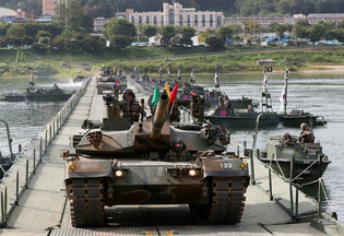 [Moment to Focus] Soldiers conduct river crossing drill