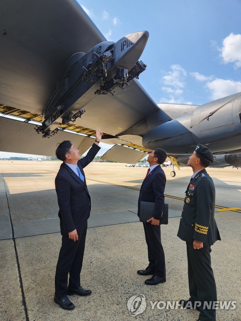 S. Korea's vice defense minister briefed on key U.S. strategic assets during visit to local base
