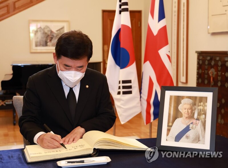 National Assembly speaker pays respects to Queen Elizabeth Ⅱ