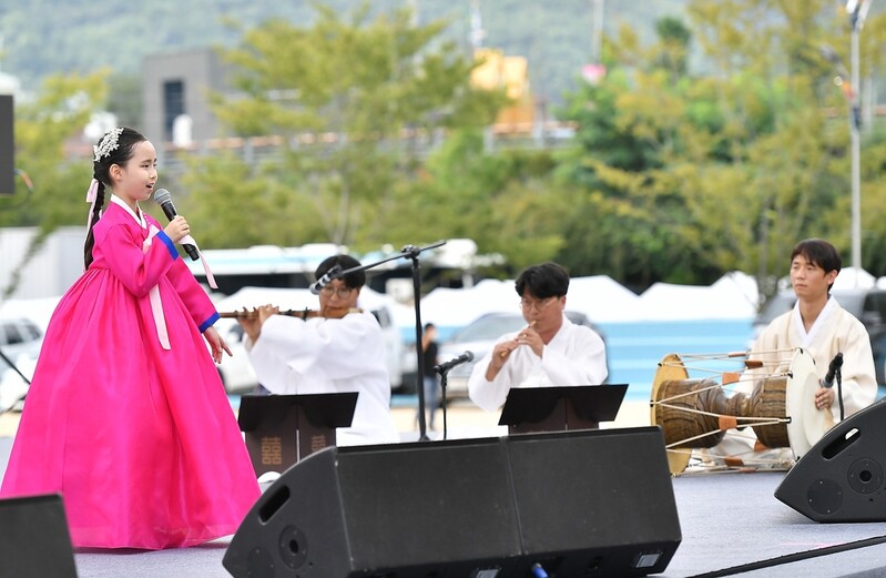정선아리랑제 전국 소리꾼에 박수·환호…첫날 3만명 '성황'