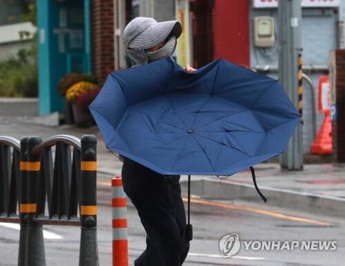 (LEAD) 1 person injured, hundreds evacuated as Typhoon Nanmadol brushes past S. Korea
