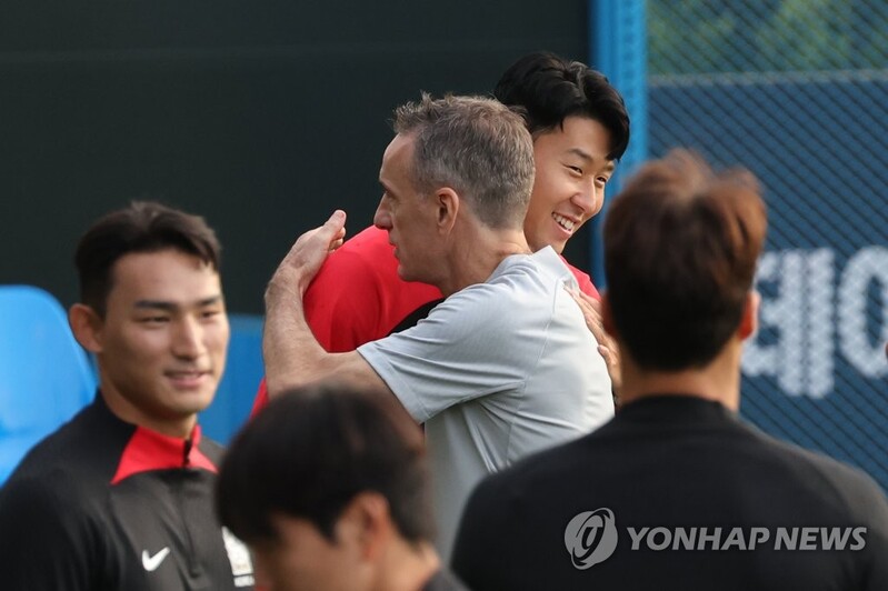 '캡틴' 손흥민, 귀국하자마자 파주로…동료·팬과 반가운 인사(종합)