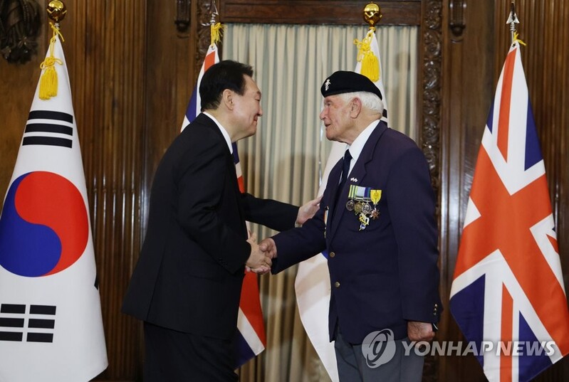 Yoon awards Civil Merit Medal to British veteran of Korean War