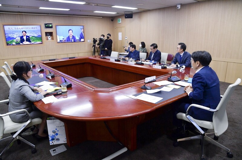 강기정 광주시장, 중국 뤄양시장과 화상회의…"항공기 띄우자"