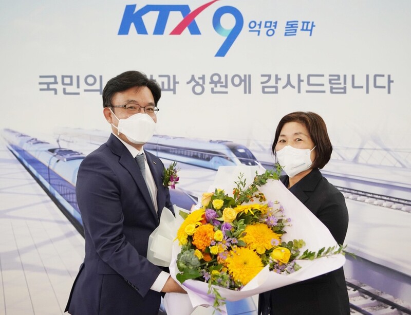 KTX 이용객 18년 만에 9억명 돌파…코레일, 서울역서 기념행사