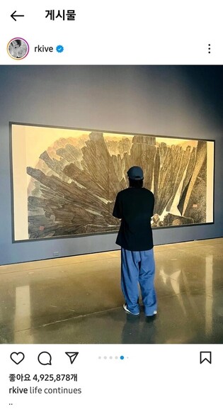 RM takes photo at exhibition of Ink-and-wash painting master Park Dae-sung in U.S