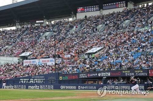 거리두기 해제에 야구경기날 인근 상권 매출 늘었다