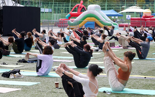 [Moment to Focus] Outdoor group yoga event