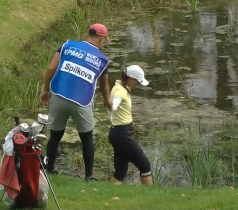 맨발로 연못에서 '박세리 샷'…스필코바 유럽여자골프 2승째