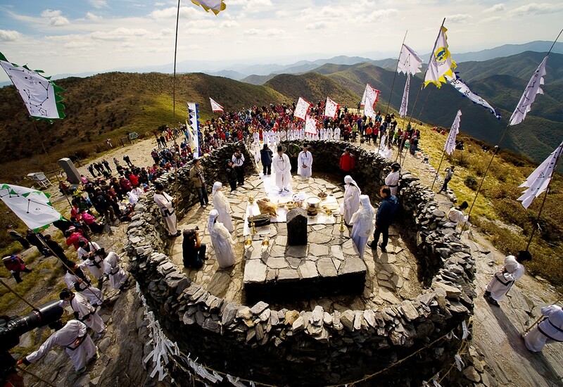 신라복장 외국인 등 100명 '국태민안' 태백산천제 제례행렬 재현