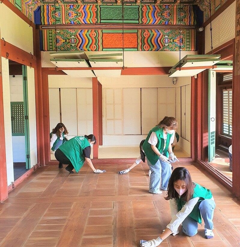 [게시판] '쾌적한 관람환경 만들어요'…스타벅스, 덕수궁 정화활동