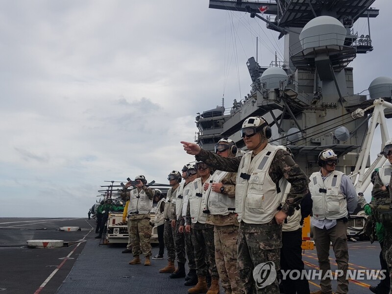 (LEAD) Top S. Korean, U.S. military officers visit U.S. aircraft carrier in combined exercise
