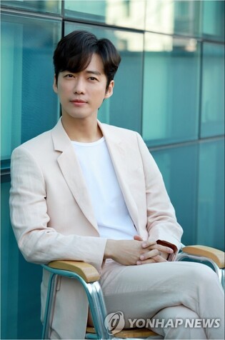 S.Korean actor Namkoong Min to marry actress Jin Ah-reum in October