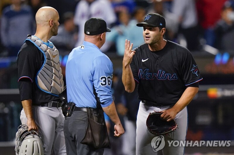 MLB 마이애미 투수, 한 타자에 3차례 보크…1900년 이후 최초