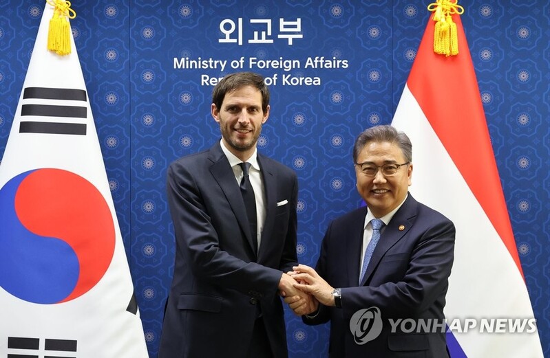S. Korean, Dutch foreign ministers discuss economic cooperation