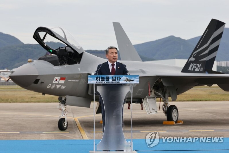 (LEAD) Defense chief says indigenous KF-21 fighter will play key role for N.K. deterrence