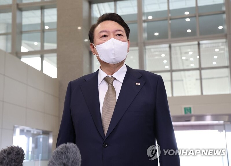 Yoon touts FM as opposition set to pass no-confidence motion