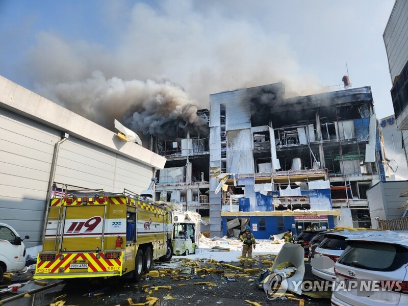 (2nd LD) 1 dead, 14 injured in pharmaceutical factory fire