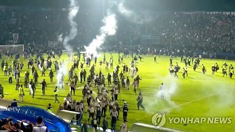 FIFA 회장, 인니 축구 참사에 "암울한 날…이해할 수 없는 비극"