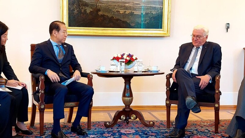 (LEAD) Unification minister meets German president, discusses N.K. denuclearization, unification