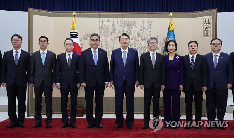 Yoon gives credentials to 6 ambassadors
