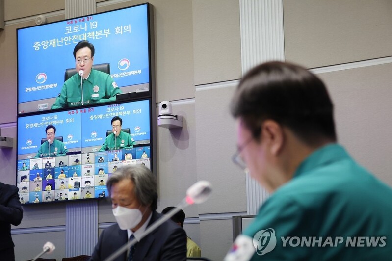 (LEAD) S. Korea's new COVID-19 cases below 30,000 for 2nd day