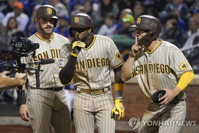 Padres' Kim Ha-seong picks up 2 hits in postseason debut