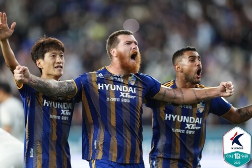 (LEAD) Ulsan defeat rivals Jeonbuk to inch toward K League 1 title