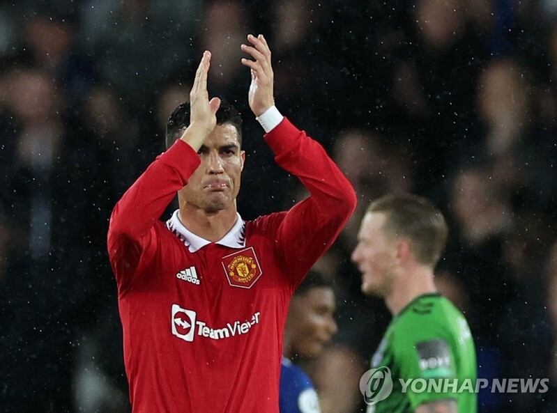 호날두, 프로 통산 700호 골…맨유, 에버턴에 2-1 승리
