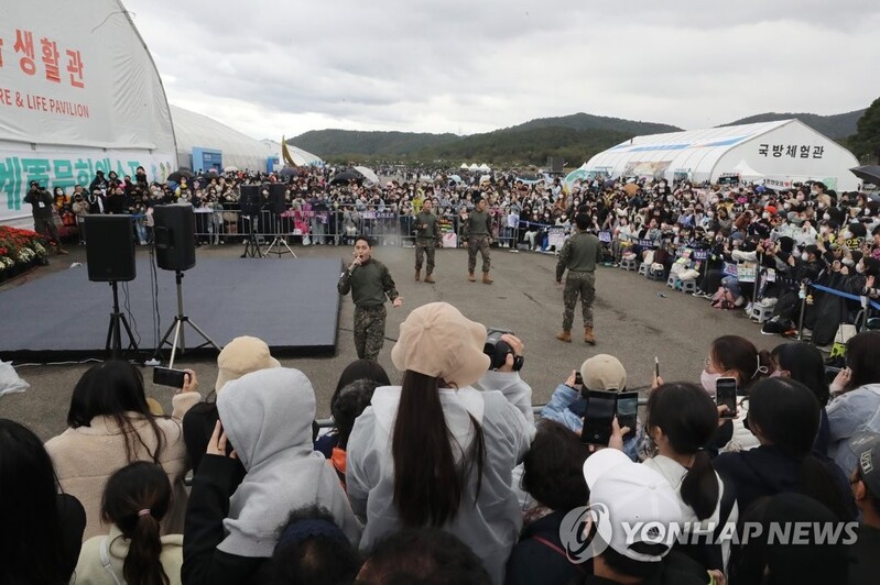 계룡세계군문화엑스포에 연휴 맞아 관람객 발길 이어져
