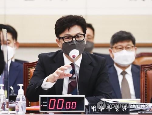 Rival parties clash over purpose of justice minister's visit to U.S.