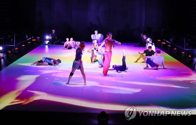 꿈 같은 무대가 일깨우는 오감…피지컬 퍼포먼스 '잠시 놀다'