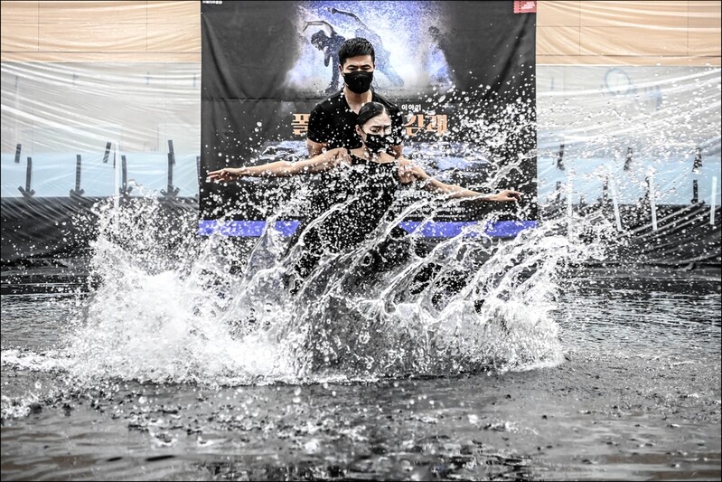 수중에서 펼치는 저항과 활주의 춤…무용극 '폴링워터:감괘'