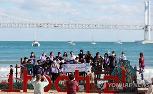 ARMYs arrived in Busan plogging in Gwangalli 'Purple Busan'