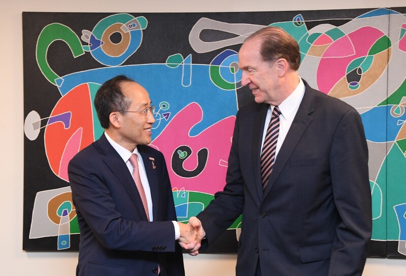 Finance minister discusses cooperation with World Bank chief