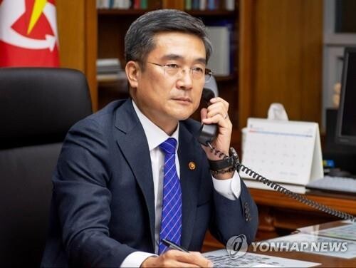 Ex-Defense Minister Suh Wook questioned over slain fisheries official case