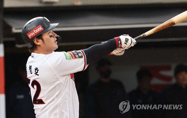 (LEAD) Injured home run king pushes himself into starting lineup in postseason game